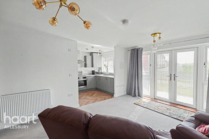 2 Bedroom Flat For Sale In Farmingdale Close, Aylesbury, HP18