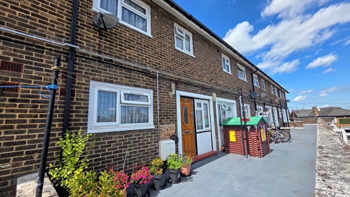 3 Bedroom Flat For Sale In Romford Road, South Ockendon, RM15