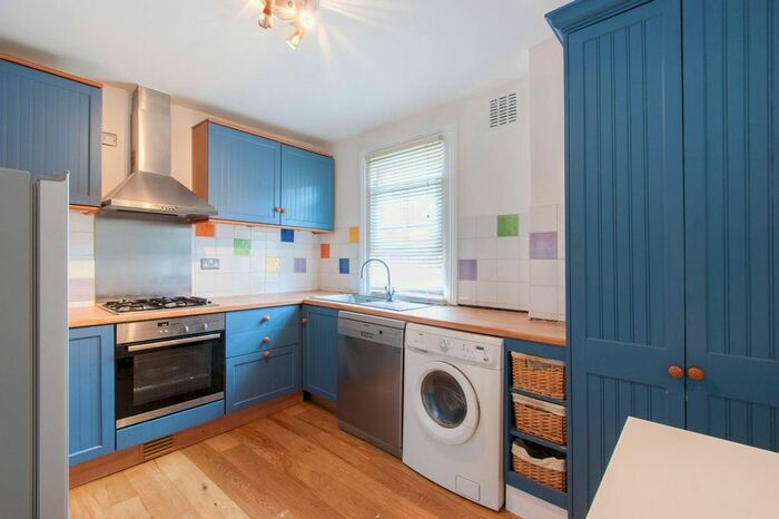 3 Bedroom Flat To Rent In Cumberland Road, Acton, London, W3