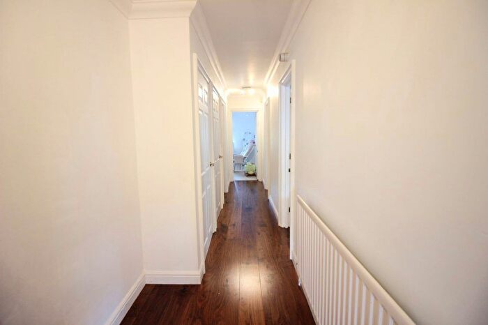 3 Bedroom Flat To Rent In Queens Road, London, NW4