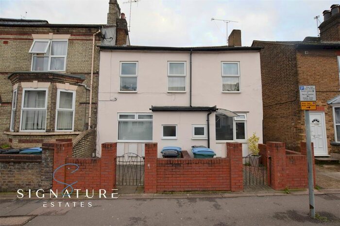 1 Bedroom Flat To Rent In Queens Road, Watford, WD17