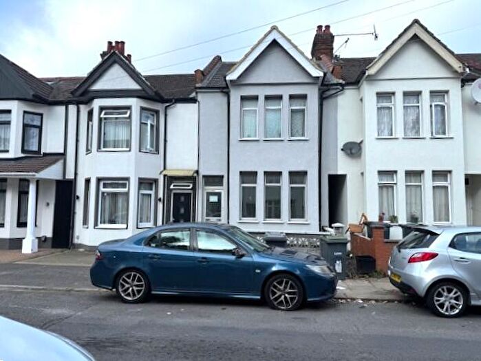 3 Bedroom Terraced House To Rent In Highfield Road, Luton, Bedfordshire, LU4