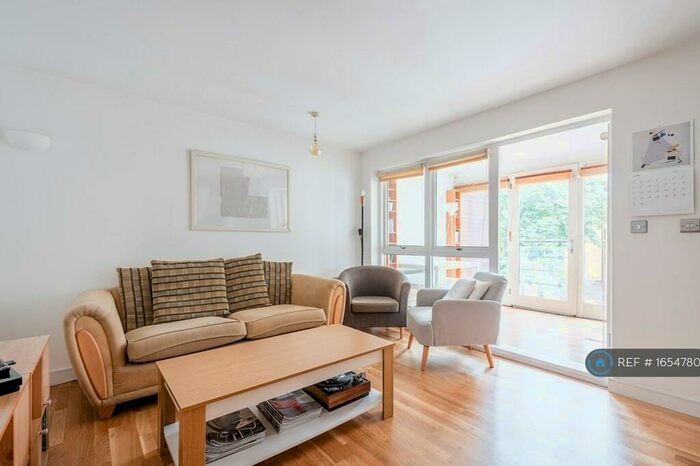 3 Bedroom Flat To Rent In St. Pauls Road, London, N1