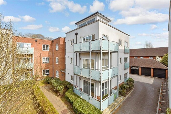 1 Bedroom Flat For Sale In Canalside, Redhill, Surrey, RH1