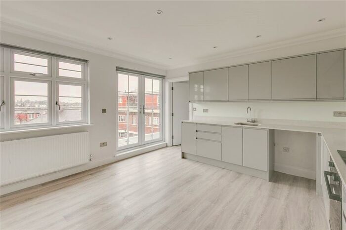 2 Bedroom Flat To Rent In Burleigh Parade, Burleigh Gardens, London, N14