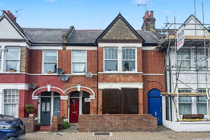 1 Bedroom Flat For Sale In Penwith Road, London, SW18