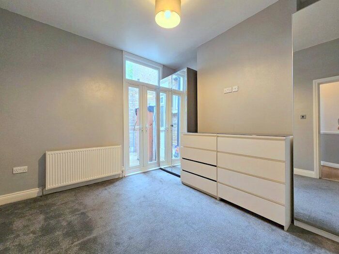 2 Bedroom Flat To Rent In Alexandra Road, London, SW19