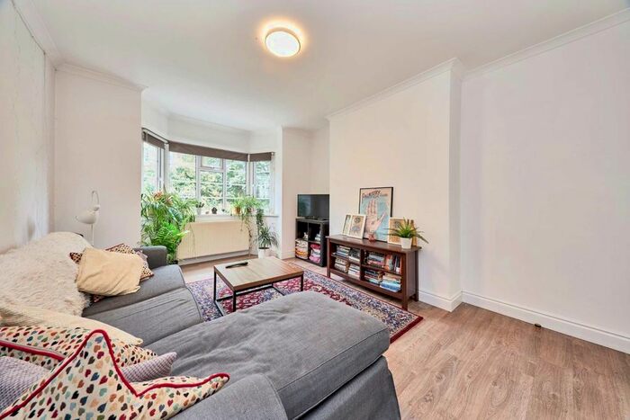 2 Bedroom Flat To Rent In Barrow Road, London, SW16