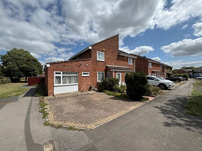 4 Bedroom Semi-Detached House For Sale In Worsley Road, Freshbrook, Swindon, SN5