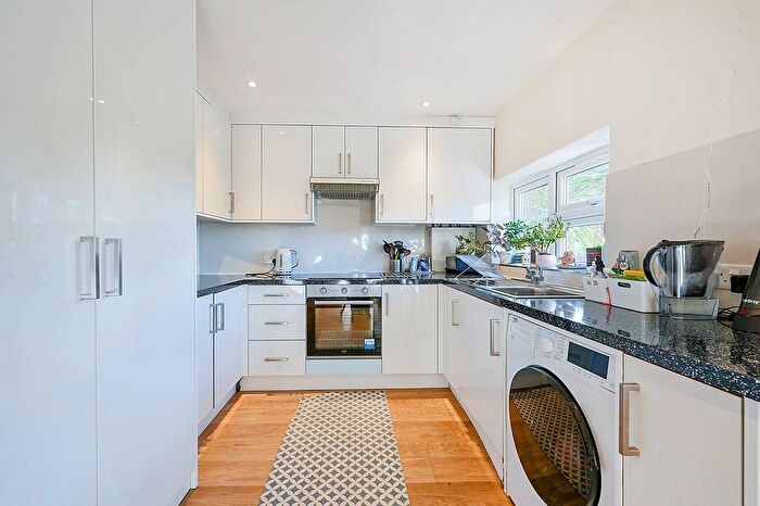 3 Bedroom Flat To Rent In Crowther Avenue, South Ealing, Brentford, TW8