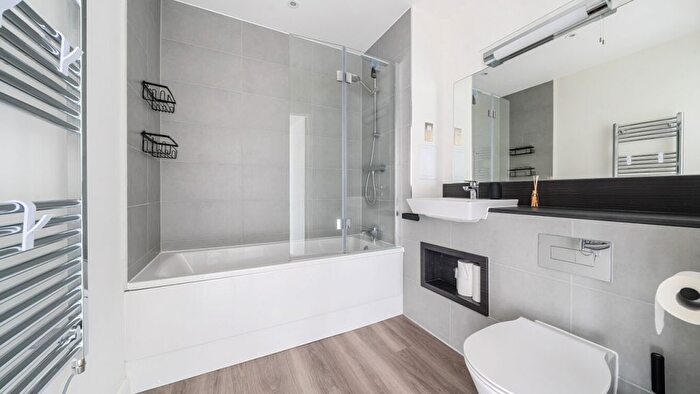1 Bedroom Flat For Sale In Cranton Avenue, Hayes, UB3