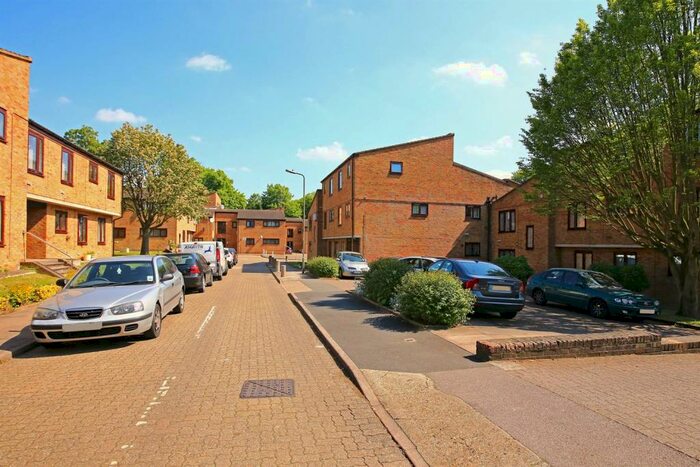 1 Bedroom Flat To Rent In Woodburn Close, Brent Street, Hendon, NW4