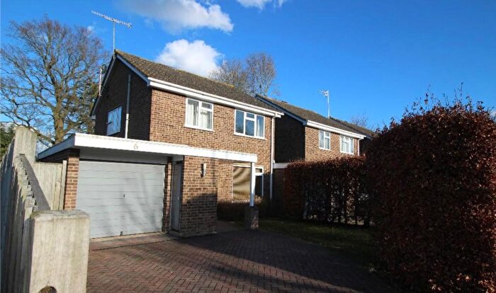 3 Bedroom Link Detached House To Rent In Bolters Road, Horley, RH6