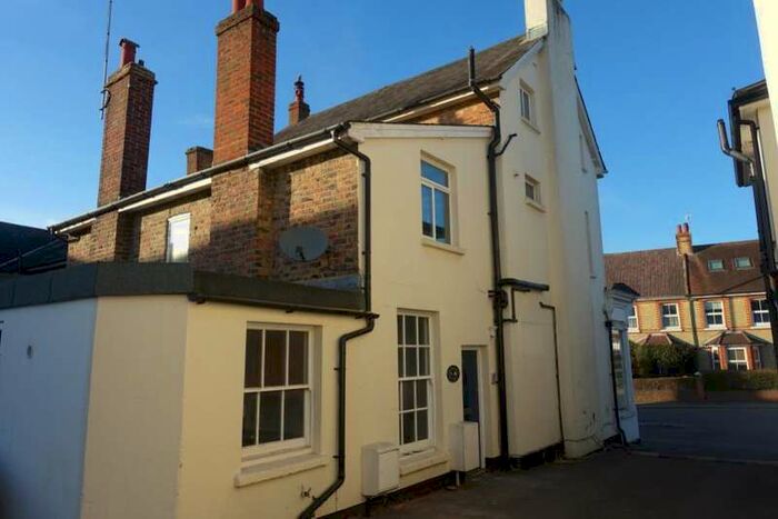 3 Bedroom Ground Maisonette Flat To Rent In Reigate, Surrey, RH2