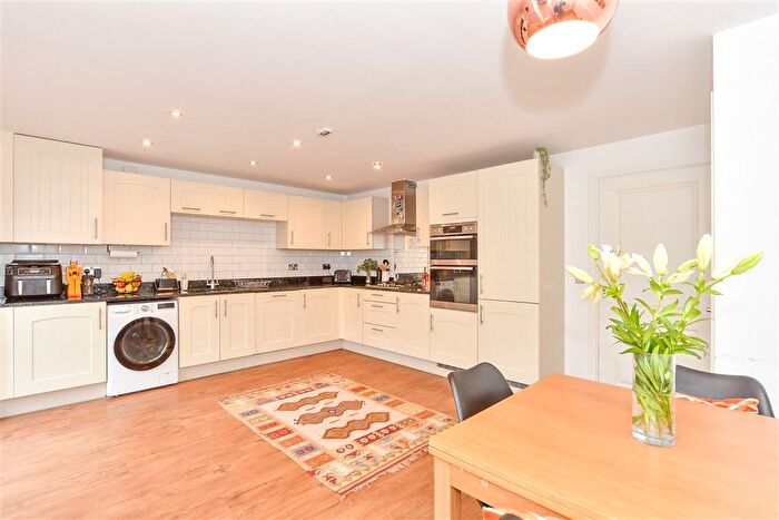 4 Bedroom Detached House For Sale In Brushwood Grove, Emsworth, Hampshire, PO10