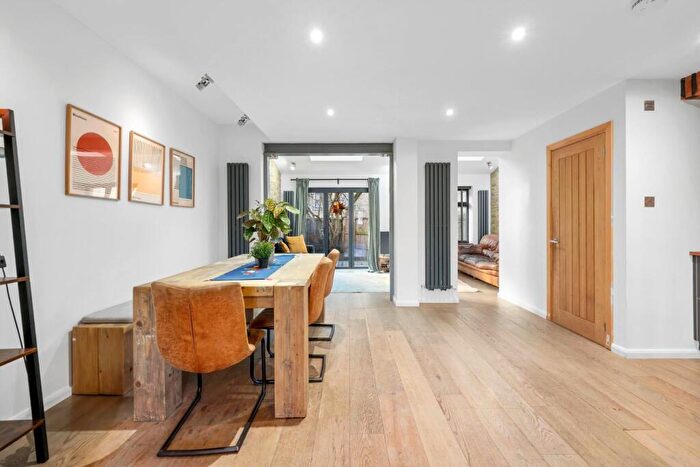 3 Bedroom House To Rent In Queensbury Street, London, N1