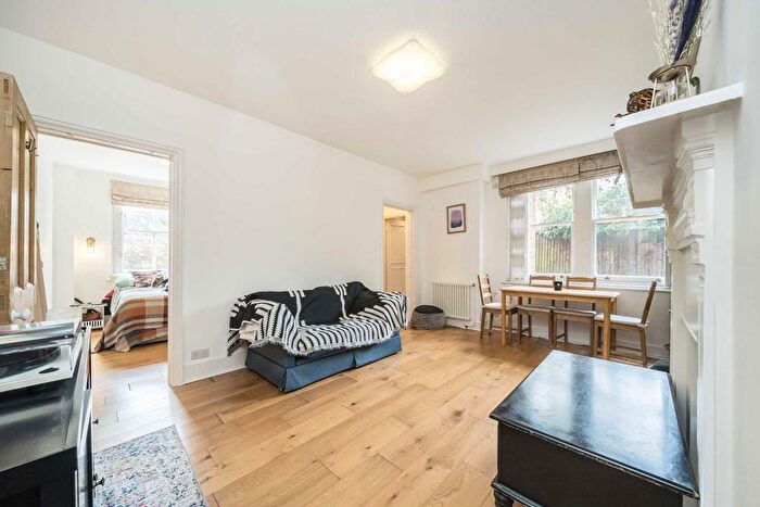 2 Bedroom Flat For Sale In Hemstal Road, West Hampstead, NW6