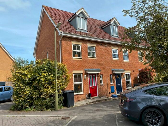 4 Bedroom Town House To Rent In Kings Chase, Andover, SP10
