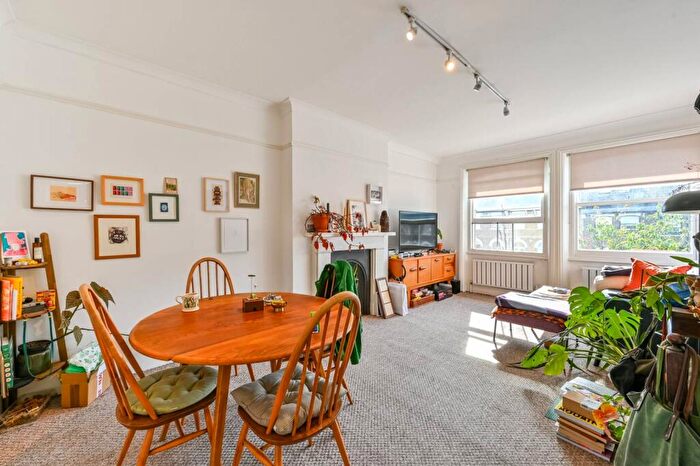 3 Bedroom Flat To Rent In South Villas, Camden, London, NW1