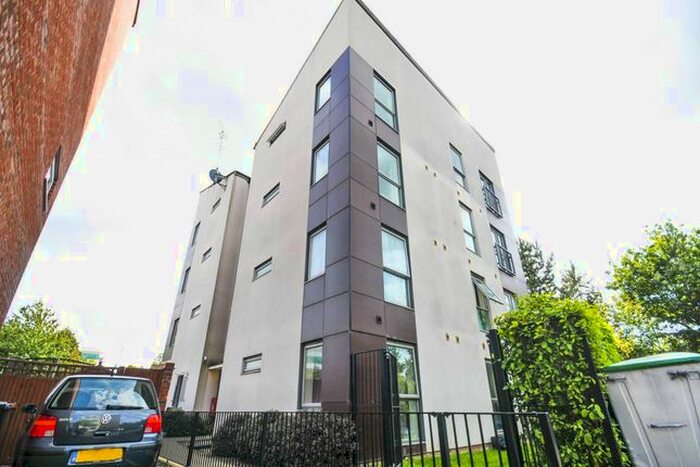 3 Bedroom Flat To Rent In Aviation Avenue, Hatfield, Hertfordshire, AL10