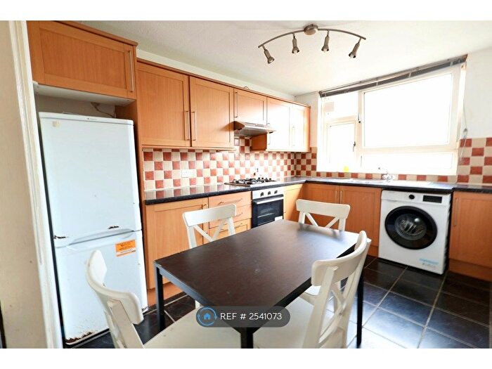 3 Bedroom Flat To Rent In John Barnes Walk, London, E15