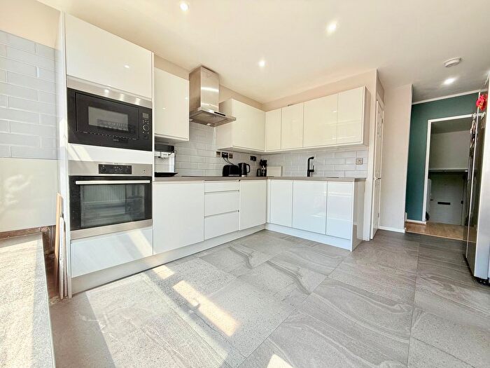 3 Bedroom Property To Rent In Coburg Crescent, London, SW2