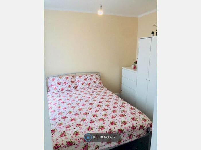 Studio To Rent In Berkshire Gardens, London, N13