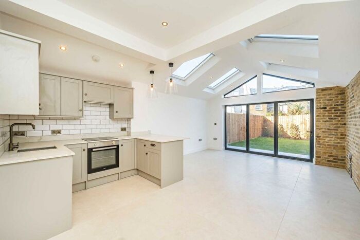 2 Bedroom Flat For Sale In Earlsfield Road, Earlsfield, SW18