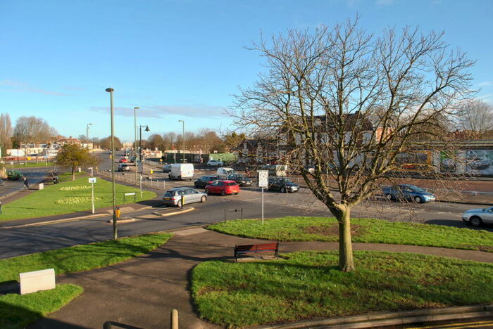 1 Bedroom Property To Rent In Hampton Court Parade, KT8