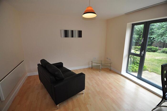 1 Bedroom Flat To Rent In Lister Court, Bradford, BD8