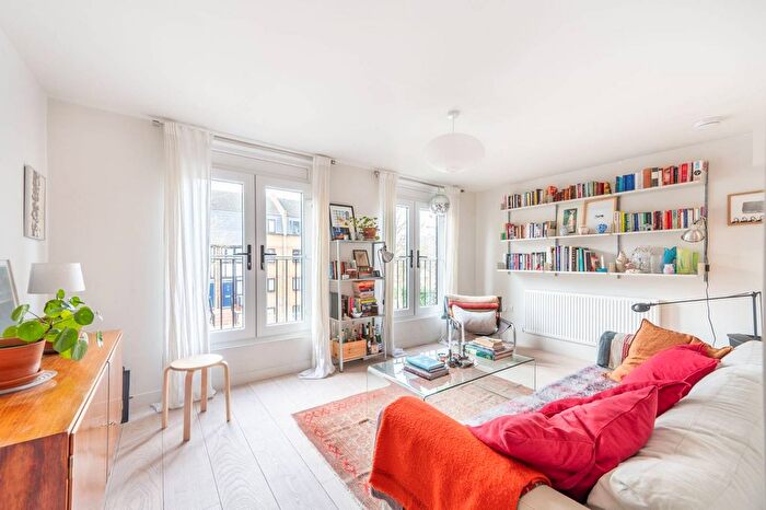 3 Bedroom Flat To Rent In Wornington Road, Ladbroke Grove, London, W10