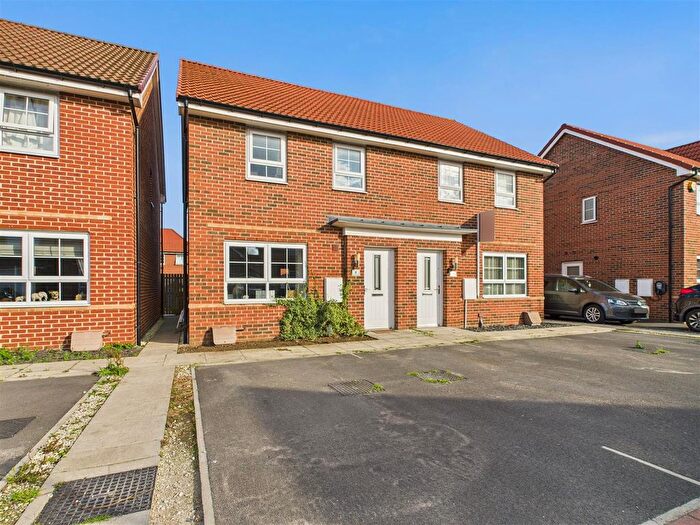 3 Bedroom Semi-Detached House For Sale In Airedale Drive, Brough, HU15