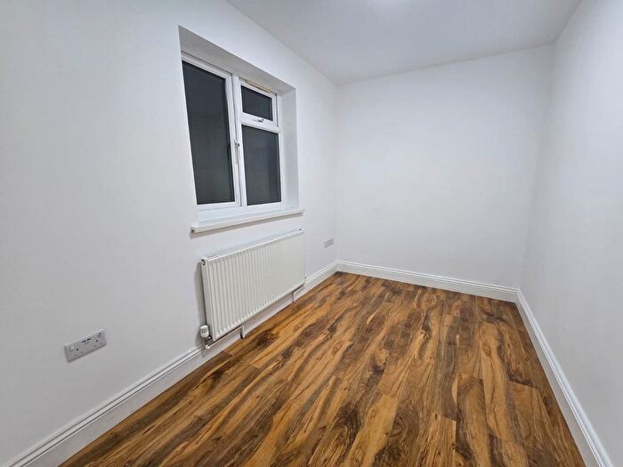 6 Bedroom Bungalow To Rent In Sutton Lane, Hounslow, TW3