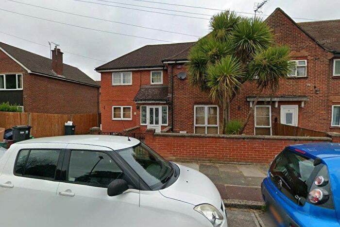 4 Bedroom Flat To Rent In Almond Grove, Brentford, TW8