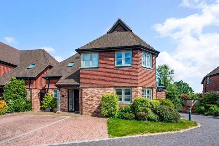 3 Bedroom Detached House For Sale In Swift Close, Petersfield, Hampshire, GU32