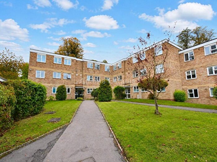 2 Bedroom Flat To Rent In Malvern Court, Addington Road, RG1