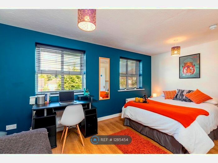 6 Bedroom End Of Terrace House To Rent In Nightingale Shott, Egham TW20