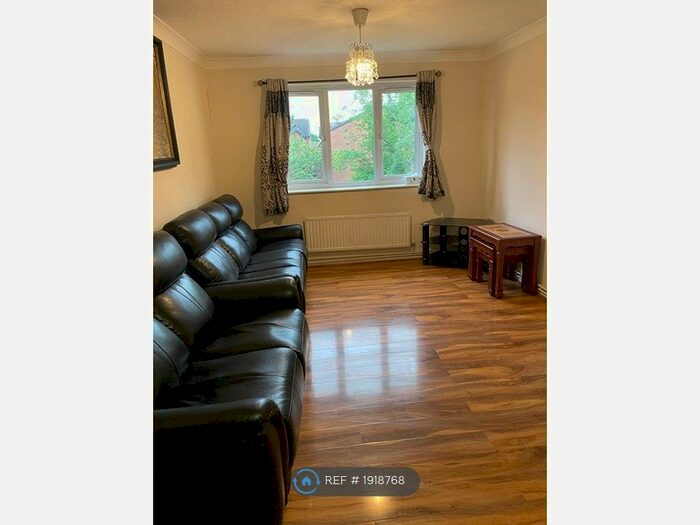 2 Bedroom Flat To Rent In Courtlands Close, Watford, WD24