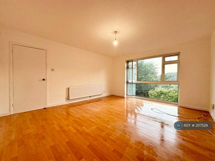 2 Bedroom Flat To Rent In Jengar Close, Sutton, SM1