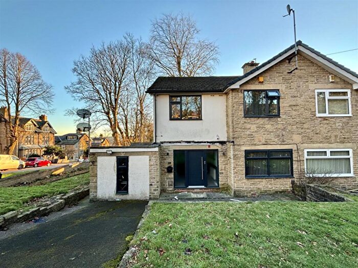 4 Bedroom Semi-Detached House For Sale In Alston Close, Bradford, BD9