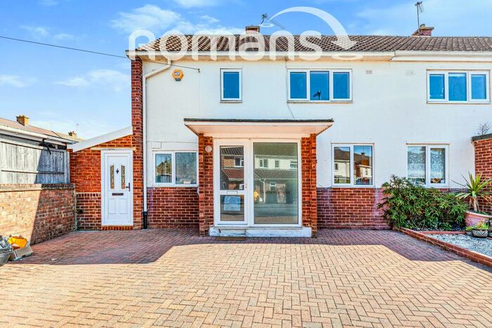 3 Bedroom Semi-Detached House To Rent In Gage Close, SL6