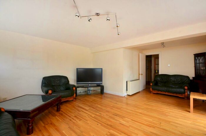 2 Bedroom Flat To Rent In Admiral Place, Rotherhithe, London, SE16