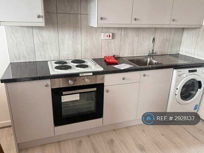 2 Bedroom Flat To Rent In Oatlands Drive, Slough, SL1
