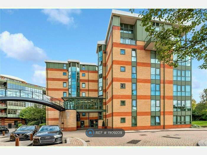 2 Bedroom Flat To Rent In Wrenn House, London, SW13