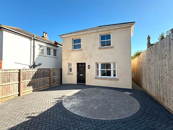 3 Bedroom Detached House To Rent In Rodwell Road, Weymouth, DT4