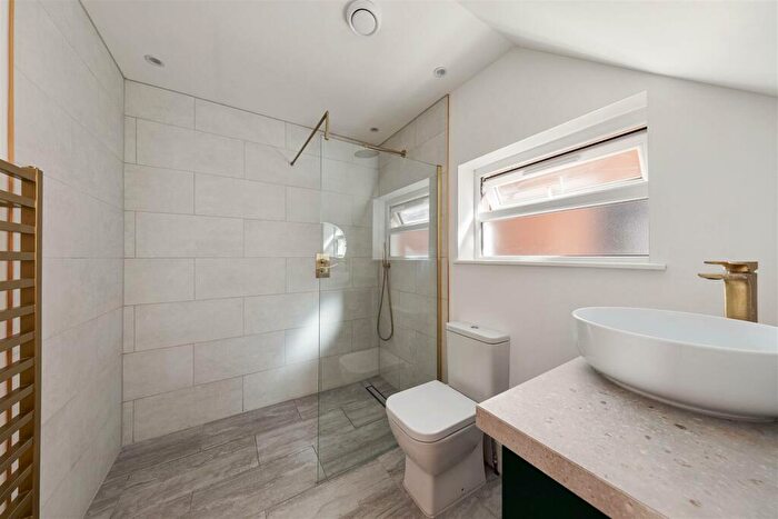 2 Bedroom Flat For Sale In Winns Avenue, Walthamstow, E17