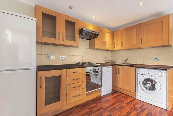 3 Bedroom Flat To Rent In Shandon Road, London, SW4
