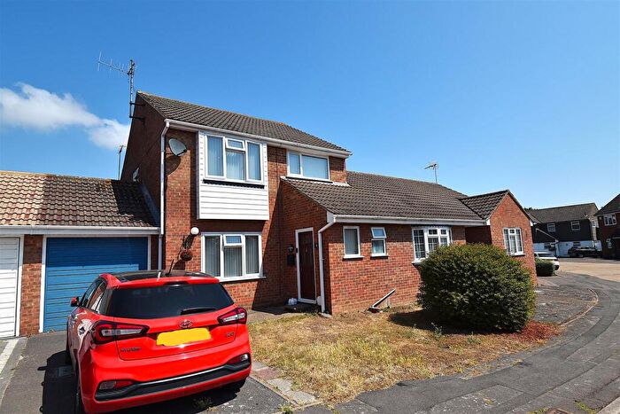 4 Bedroom Semi-Detached House For Sale In Highcliff Crescent, Rochford, SS4