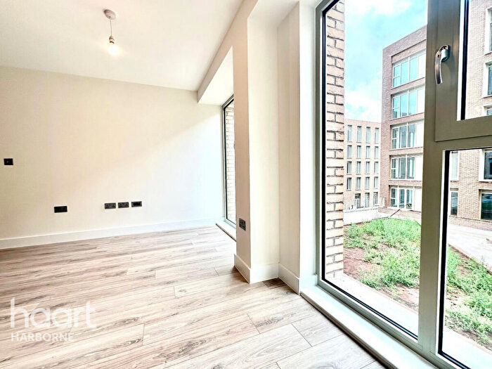 2 Bedroom Apartment To Rent In Brand New City Centre Apartment, B5