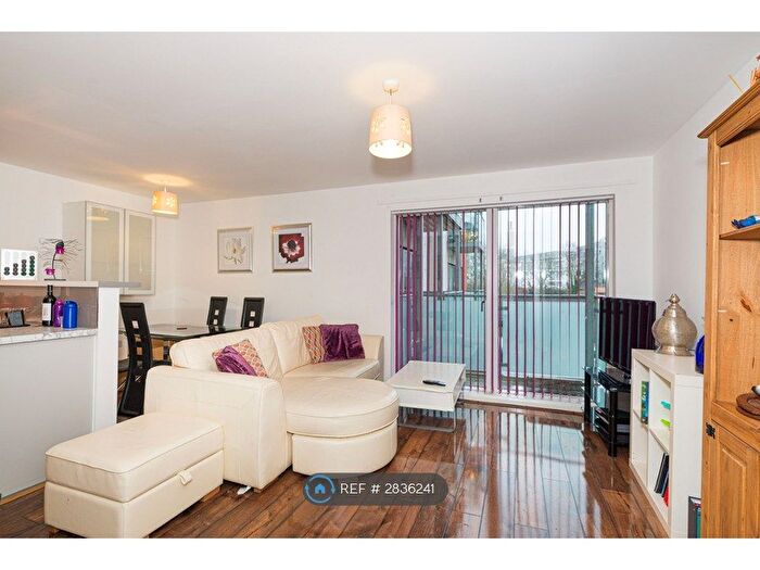 2 Bedroom Flat To Rent In Du Cane Road, London, W12